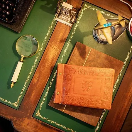 Vintage Gallery With Antique Touch
