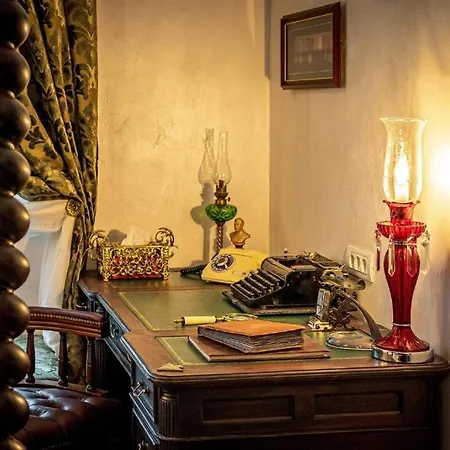 Vintage Gallery With Antique Touch *