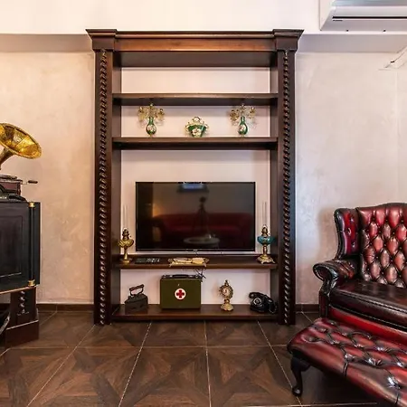 Vintage Gallery With Antique Touch *